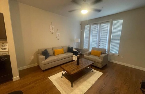 South Main Apartamento | Modern 1 BR Suite + Comfy KING bed + Pool + Gym