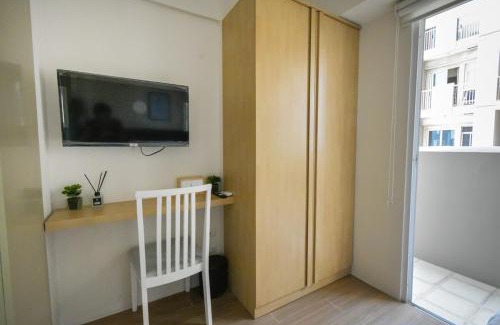 Pio del Pilar Apartamento | Modern 1-BR with Balcony & FREE Parking in Makati CBD