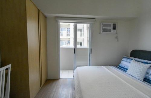 Pio del Pilar Apartamento | Modern 1-BR with Balcony & FREE Parking in Makati CBD