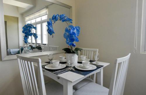 Pio del Pilar Apartamento | Modern 1-BR with Balcony & FREE Parking in Makati CBD