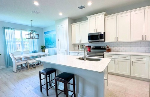 Port Saint Lucie Casa | Modern 10’ Ceiling.Smart devices. 2mi to activities, Easy access i95 & turnpike!