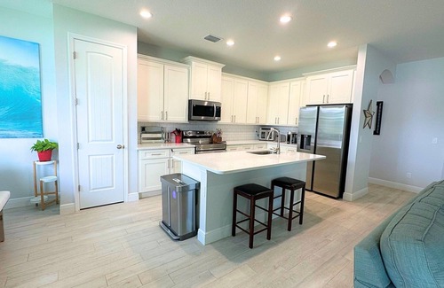 Port Saint Lucie Casa | Modern 10’ Ceiling.Smart devices. 2mi to activities, Easy access i95 & turnpike!