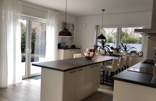 Esens Casa | Nueva casa de vacaciones moderna y antigua de 160 metros cuadrados en Esens / Bensersiel Mar del Norte / 6P
