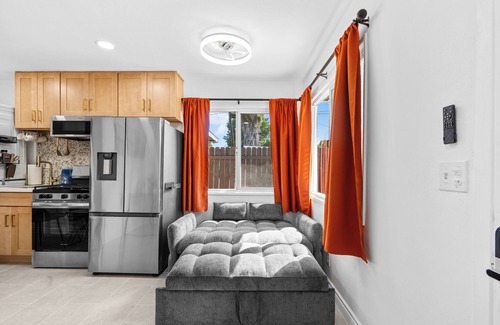 Tustin Apartamento | Modern 1B1B Apt Full Kitchen Parking Laundry