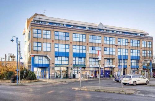 Potters Bar Apartamento | Modern 1BR Above Train to KX