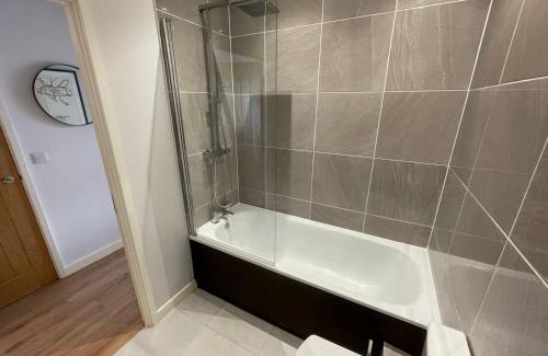 Potters Bar Apartamento | Modern 1BR Above Train to KX