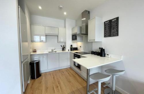 Potters Bar Apartamento | Modern 1BR Above Train to KX