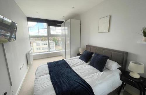 Potters Bar Apartamento | Modern 1BR Above Train to KX