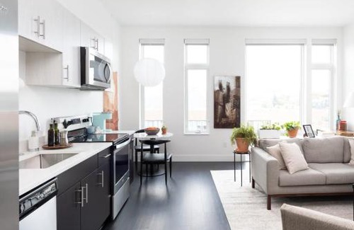 Milwaukee Apartamento | Modern 1BR Apt with Skywalk to Fiserv, Rooftop, and Parking