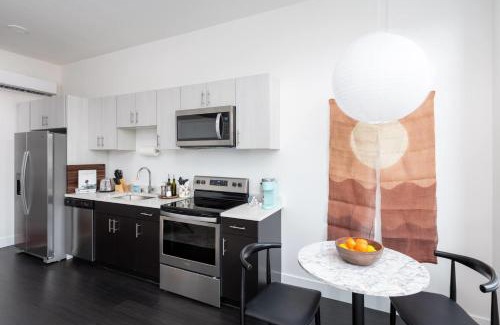 Milwaukee Apartamento | Modern 1BR Apt with Skywalk to Fiserv, Rooftop, and Parking