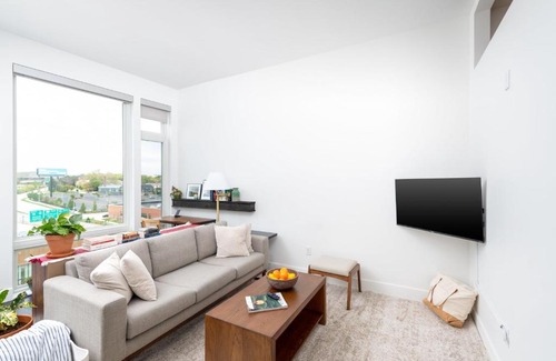 Milwaukee Apartamento | Modern 1BR Apt with Skywalk to Fiserv, Rooftop, and Parking