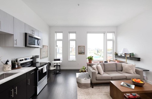 Milwaukee Apartamento | Modern 1BR Apt with Skywalk to Fiserv, Rooftop, and Parking