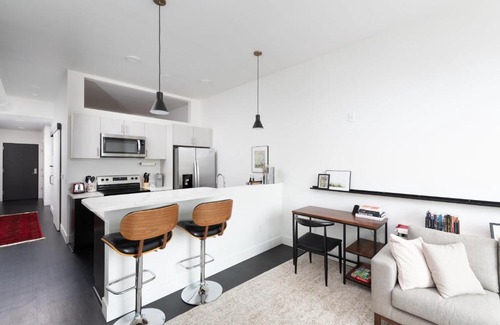 Milwaukee Apartamento | Modern 1BR Apt with Skywalk to Fiserv, Rooftop, and Parking
