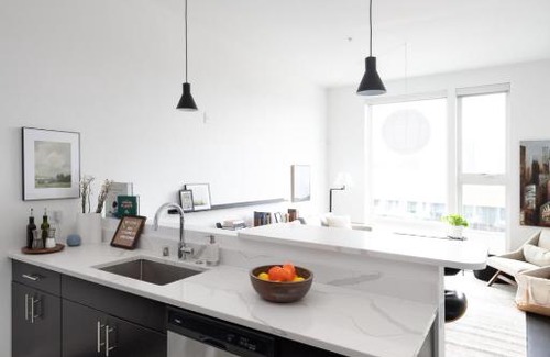 Milwaukee Apartamento | Modern 1BR Apt with Skywalk to Fiserv, Rooftop, and Parking