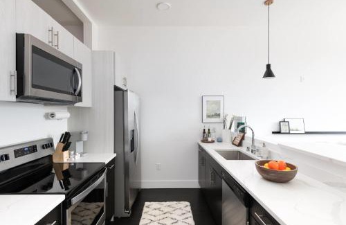 Milwaukee Apartamento | Modern 1BR Apt with Skywalk to Fiserv, Rooftop, and Parking