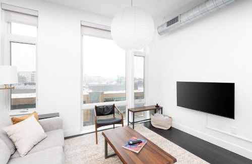 Milwaukee Apartamento | Modern 1BR Apt with Skywalk to Fiserv, Rooftop, and Parking