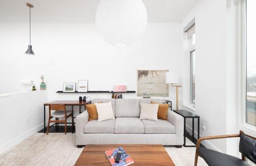 Milwaukee Apartamento | Modern 1BR Apt with Skywalk to Fiserv, Rooftop, and Parking