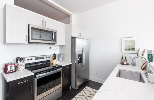Milwaukee Apartamento | Modern 1BR Apt with Skywalk to Fiserv, Rooftop, and Parking