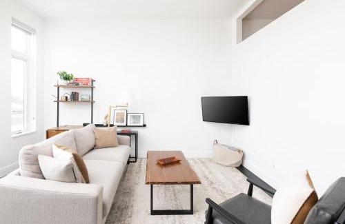 Milwaukee Apartamento | Modern 1BR Apt with Skywalk to Fiserv, Rooftop, and Parking