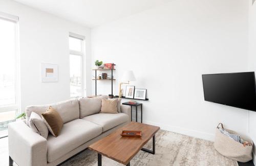 Milwaukee Apartamento | Modern 1BR Apt with Skywalk to Fiserv, Rooftop, and Parking