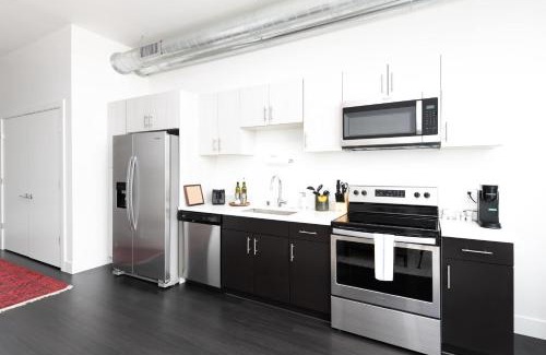 Milwaukee Apartamento | Modern 1BR Apt with Skywalk to Fiserv, Rooftop, and Parking