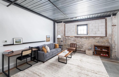 Westown Apartamento | Modern 1BR Close to Fiserv with Parking
