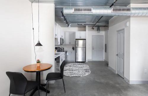 Westown Apartamento | Modern 1BR Close to Fiserv with Parking