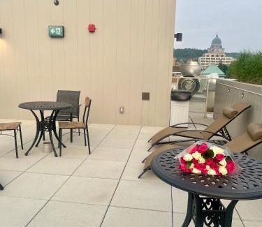 Cote-Des-Neiges—Notre-Dame-De-Grace Apartamento | Modern 1BR Condo w Balcony Free Parking & Gym Near Metro & Downtown