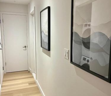Cote-Des-Neiges—Notre-Dame-De-Grace Apartamento | Modern 1BR Condo w Balcony Free Parking & Gym Near Metro & Downtown