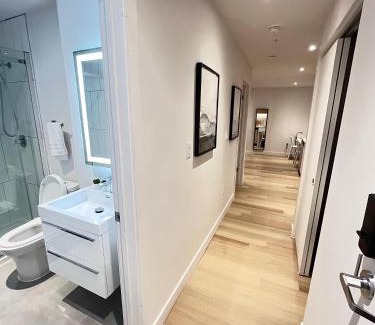 Cote-Des-Neiges—Notre-Dame-De-Grace Apartamento | Modern 1BR Condo w Balcony Free Parking & Gym Near Metro & Downtown