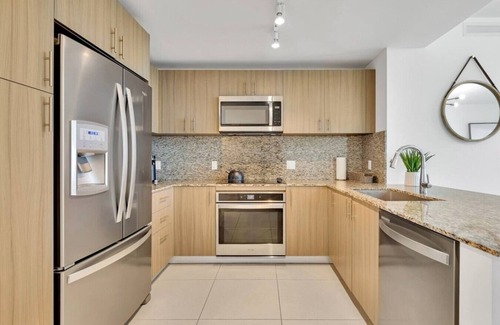 Doral Apartamento | Modern 1BR Downtown Doral | Walk to Shops & Dining