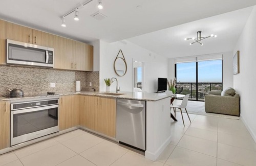 Doral Apartamento | Modern 1BR Downtown Doral | Walk to Shops & Dining