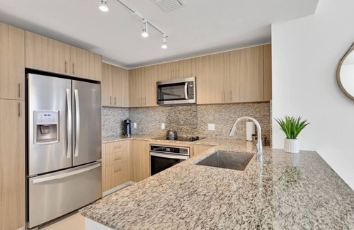 Doral Apartamento | Modern 1BR Downtown Doral | Walk to Shops & Dining