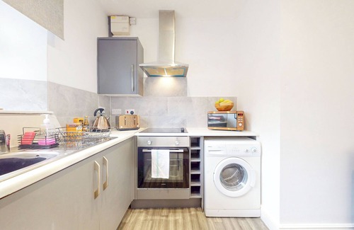 Clydach Apartamento | Modern 1BR flat- Perfect for leisure and work. Free parking and WI-FI