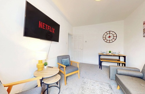 Clydach Apartamento | Modern 1BR flat- Perfect for leisure and work. Free parking and WI-FI
