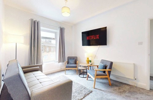 Clydach Apartamento | Modern 1BR flat- Perfect for leisure and work. Free parking and WI-FI