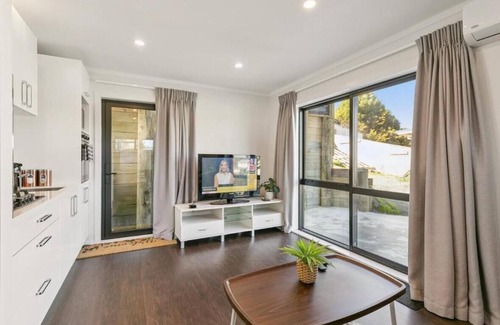 Upper Hutt Apartamento | Modern 1BR Flat, Private Entry, Full Kitchen-30 minutes' drive to Wellington CBD