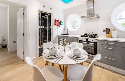 Rushmoor District Apartamento | Modern 1BR Flat | WiFi | Netflix | Near Station