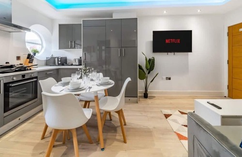 Rushmoor District Apartamento | Modern 1BR Flat | WiFi | Netflix | Near Station