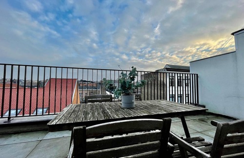 Klein-Antwerpen Apartamento | Modern 1BR Near Diamond District by Oneluxstay