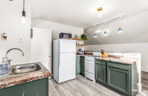 Plymouth Apartamento | Modern 1BR Retreat, Steps to Shops/Bars/Restaurants!
