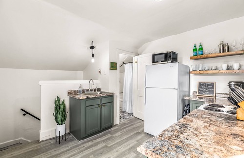 Plymouth Apartamento | Modern 1BR Retreat, Steps to Shops/Bars/Restaurants!