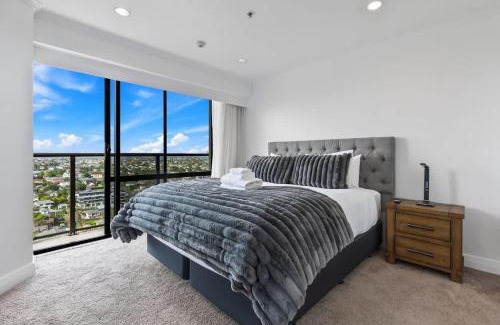 Takapuna Apartamento | Modern 1BR w Pool Gym Steps to Beach by Zodiak Stays