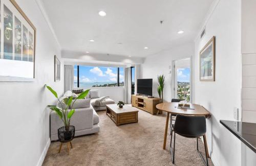 Takapuna Apartamento | Modern 1BR w Pool Gym Steps to Beach by Zodiak Stays