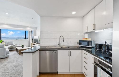Takapuna Apartamento | Modern 1BR w Pool Gym Steps to Beach by Zodiak Stays