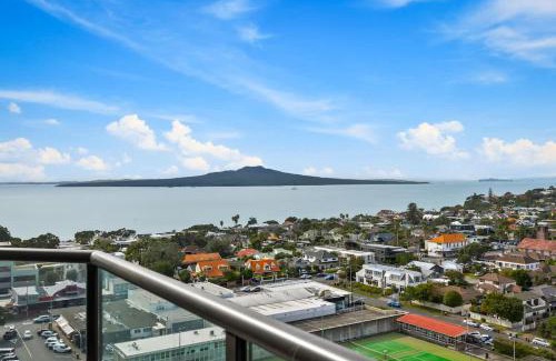Takapuna Apartamento | Modern 1BR w Pool Gym Steps to Beach by Zodiak Stays