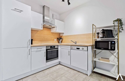 Esch-sur-Alzette Apartamento | Modern 1BR with Balcony in Vibrant Esch-Belval