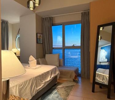 Tambo Apartamento | Modern 1BR with Balcony Facing Infinity Pool Manila Bay Sunset Near Airports OKADA Solaire MOA
