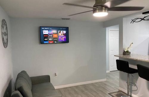 Parrish Casa | Modern 2/1 in Parrish FL Sleeps 6 Quiet Dead End St 1/2 Acre Wow