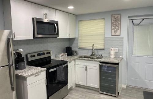 Parrish Casa | Modern 2/1 in Parrish FL Sleeps 6 Quiet Dead End St 1/2 Acre Wow